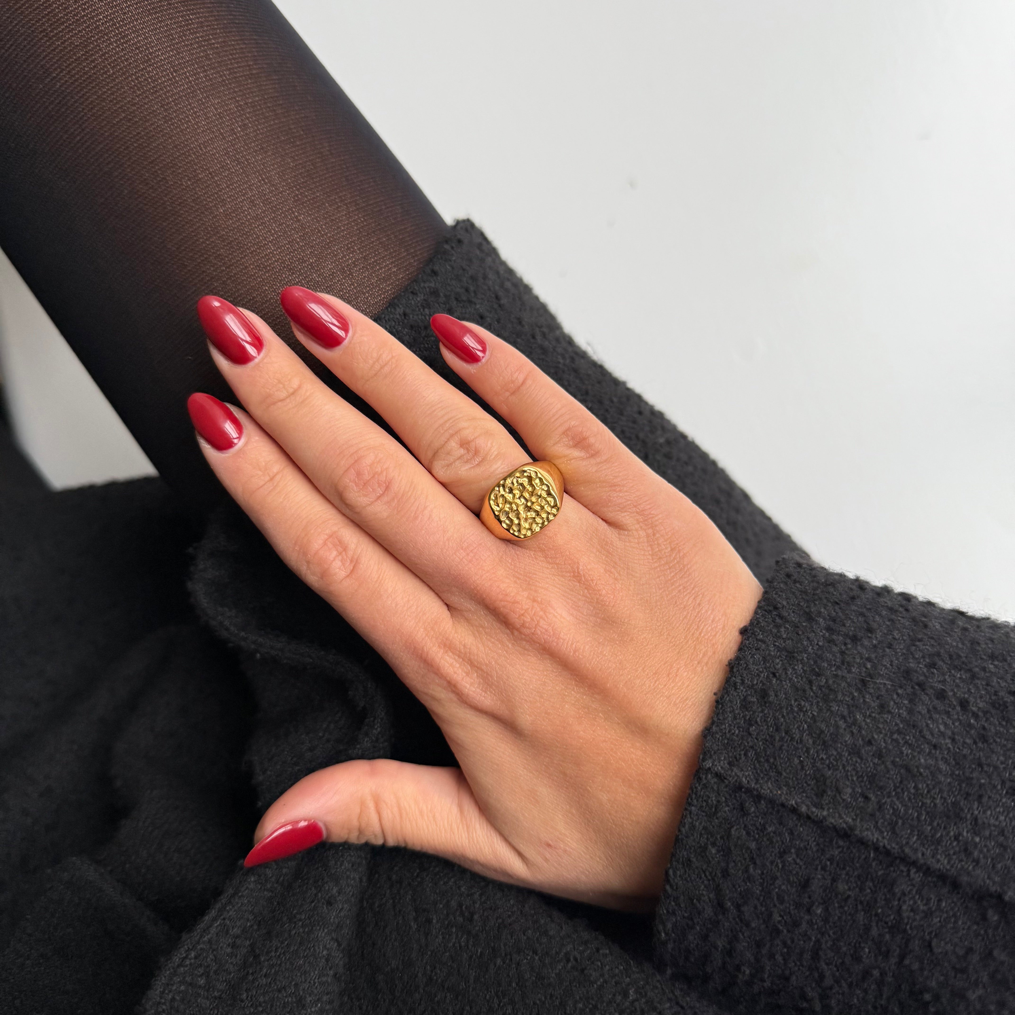 Gehamerd Signet Ring Verguld