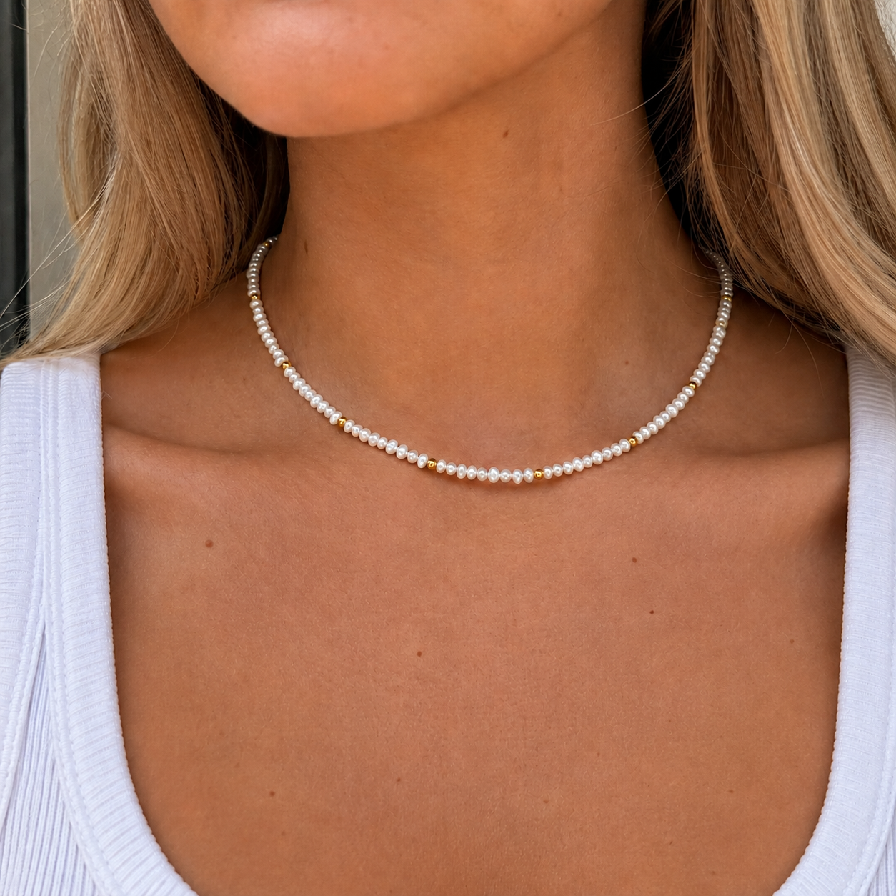 Micro parel halsketting met gouden details