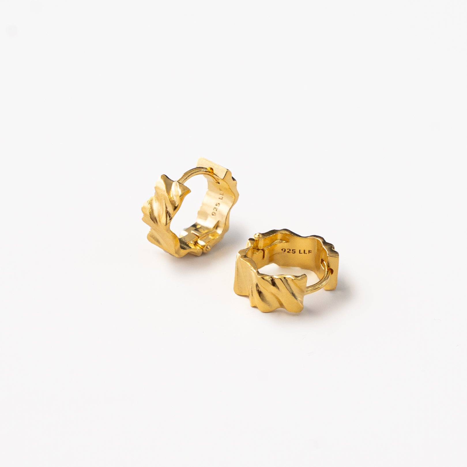 Wave Twist Hoop 12 mm øreringe i guld